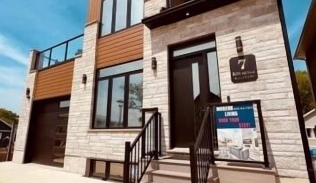Grand Bend Modern Living 6 Bedrooms , 3 Floors and Walk to the Beach
