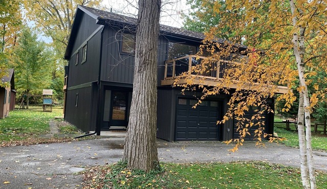 Grand Bend Riverfront 4 Season 4 BR cottage close to beaches & conservation area