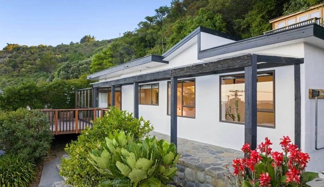 Great Views & Location | Workspace | Spa Pool