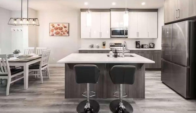 Group Stay, Sleeps 16! Near Downtown - 6BR Full Duplex, 2 Kitchens! FREE Banff Pass
