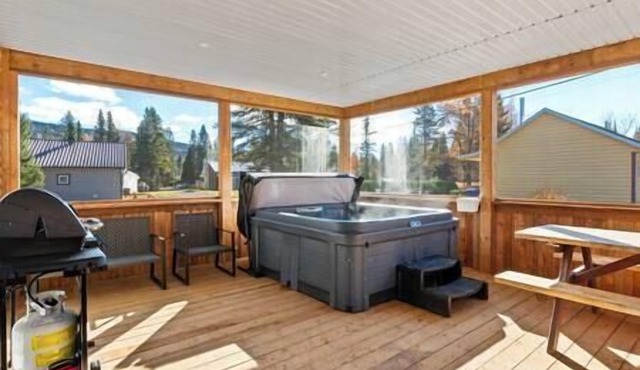 Hôtel à la maison - Chalet du Boisé avec spa