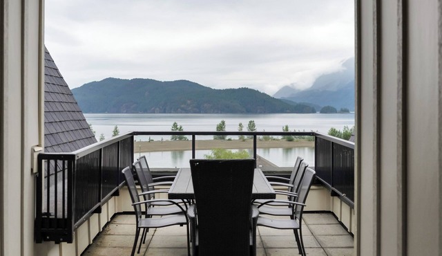 Harmony Haven 2BR Lakefront Suite