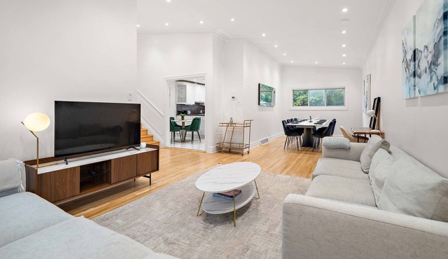 High end full house sleeps 16. 3 bathrooms. Private Terrace and backyard