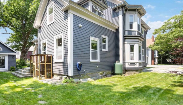 Historic 3-bedroom house with a beautiful garden in oceanfront Shelburne.