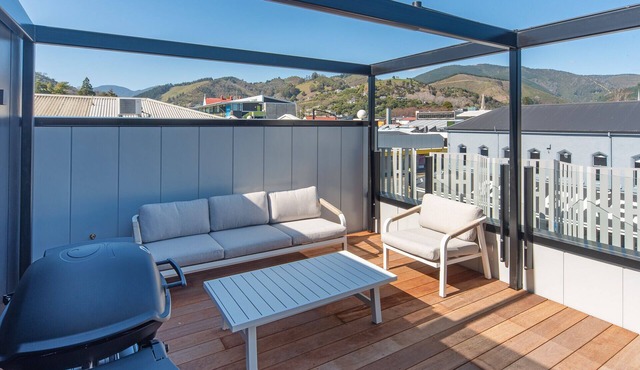 Inner City Apartment 4 - Modern + Rooftop Balcony
