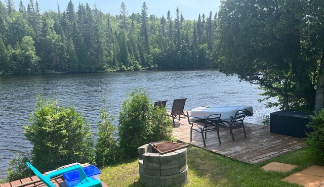 Intimate chalet, renovated, on the edge of the lake with direct access to snowmobile trails