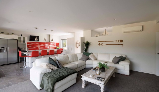 Kaiteriteri Beach House – 2BR with Stunning Estuary Views