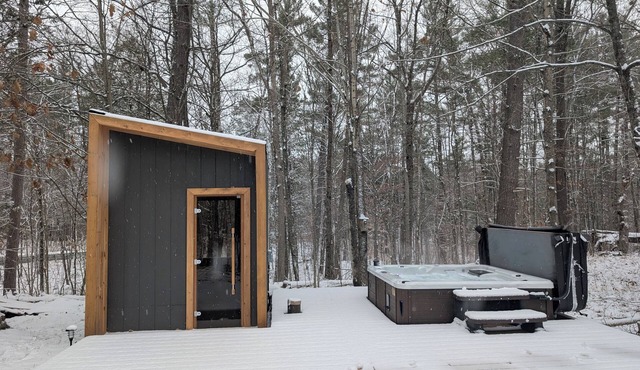Kawartha Forest Spa Cottage w/Hot Tub & Sauna