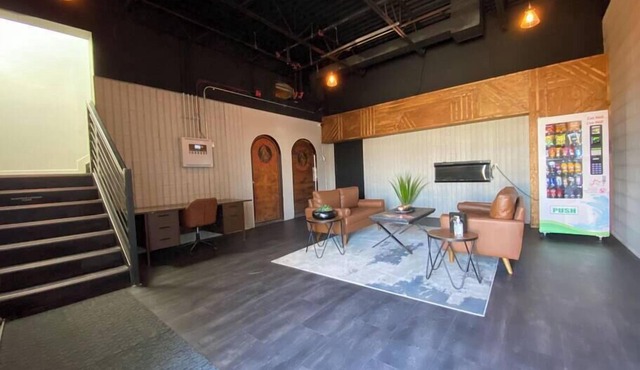 King Exec w Kitchenette Suite Modern and Trendy!