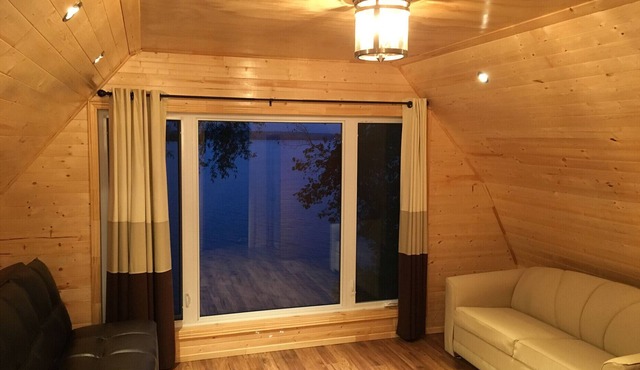 Lake front 2 Storey Luxury Chalet, Infrared Sauna, Heated Pool - seasonal