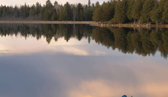 Lake front private Bunkies …accommodates 6 people!