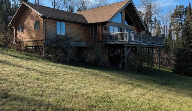 Lake front timber cottage amongst towering pines. Family and pet friendly