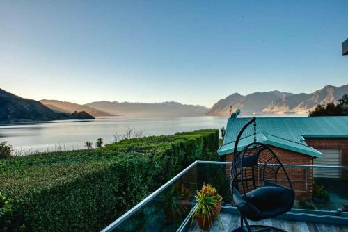 Lake Hāwea Lakefront House