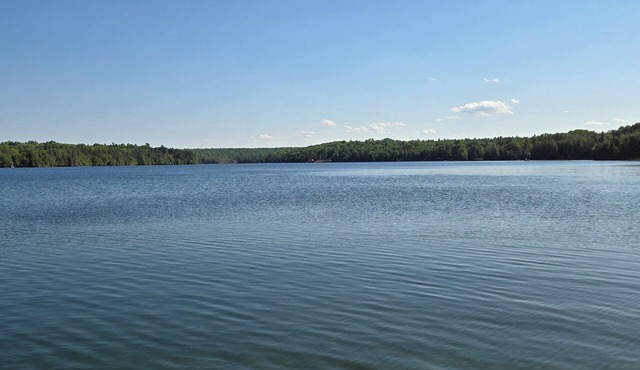 Lakefront cabin and camper for 2 adults. Weekly rental Friday 4pm to Friday 11am