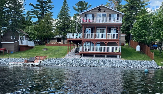 Lakefront Chalet - Eagle’s Nest Waterfront Cottage