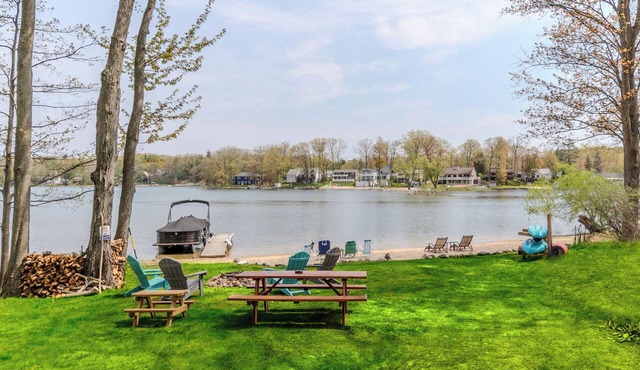 Lakefront Private Beach w/Game Room, Sleeps 12+