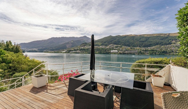 Lakefront Serenity - Queenstown Holiday Home