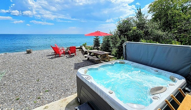 Lakeside Dreams: Retreat with Stunning Views, private Beach Access