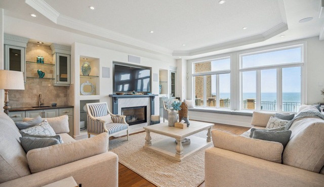 Lakeside – Luxury Waterfront Retreat with Skyline Views