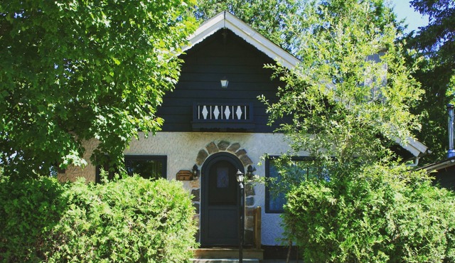 Lausanne, A nice vintage cottage in Village Suisse resort, in heart of Val-David