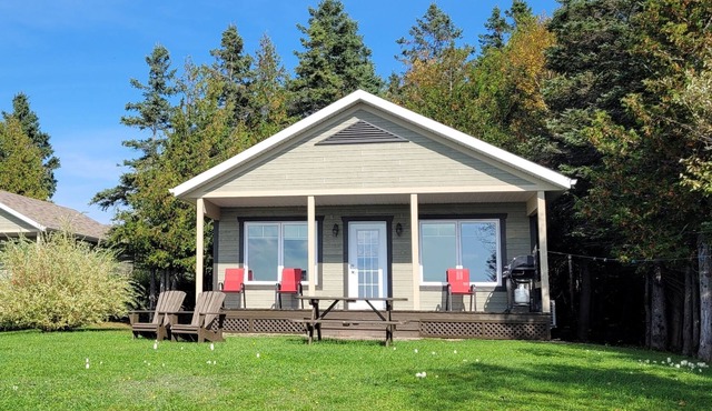 Les Chalets de la Mer, located opposite Baie-des-Chaleurs in Miguasha in Gaspési