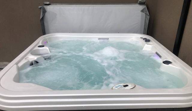 Licensed suite with hot tub near Summerhill Winery