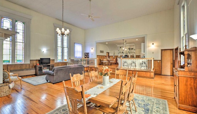 Lisle Apt: Fireplace & Stained Glass Windows!