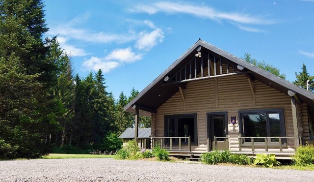 Located 50 minutes from Quebec City, the 4th Road Cottage is bordered by the Ro