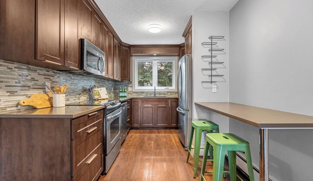 Long Term 30+ Day Stay, 7 min to DT, near Rockyview & MRU!