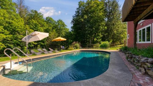 Longview Pond Lodge by AvantStay