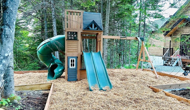 Luxurious 5BR wood chalet, spa, fireplace, AC, high-speed Internet, kid-friendly