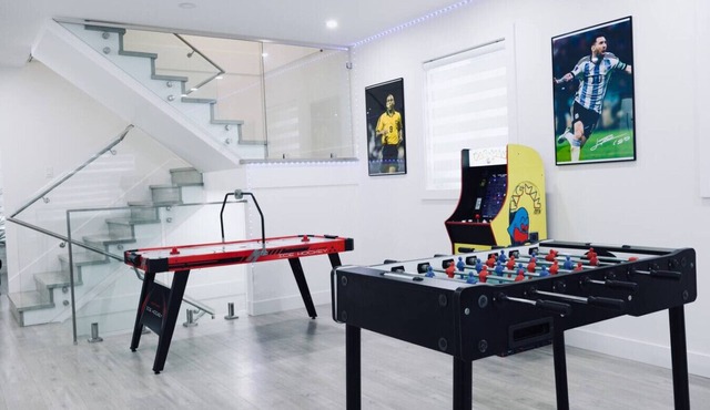 Luxurious 6BR, 5BA Arcade, Fire, Table, Near Airport
