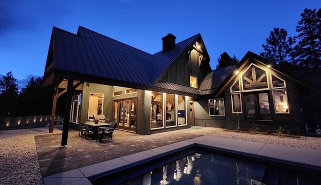 Luxurious mountain estate, private heated pool, theatre room, 3 acres of privacy