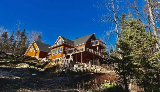 Luxurious Waterfront 6 BDRM Chalet w/ Billiards, Game Room & Unforgettable Views