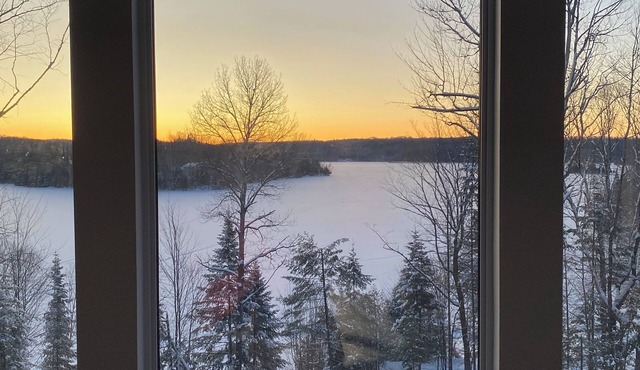 Luxury Panoramic Lakeview Cottage w/Spa, Game Room & Beach
