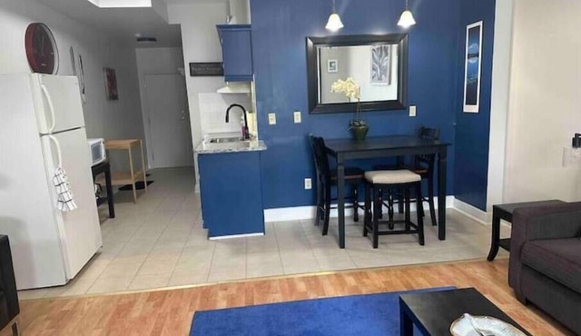 Main floor apt near airport