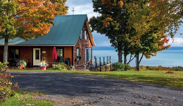 Maison Canadienne, 53-acre domain spectacular views on the river, hiking trails