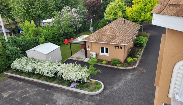 Maisonnette dans la nature en pleine ville.