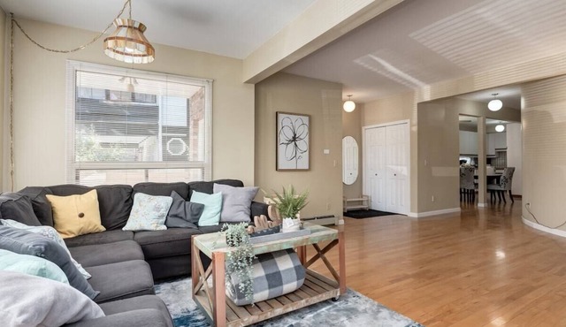 "Marigold" 3 Bed Bankview Suite
