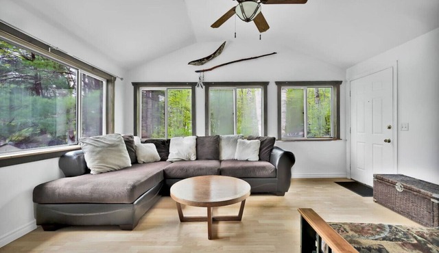 Marina Waterfront Cottage | Lake View