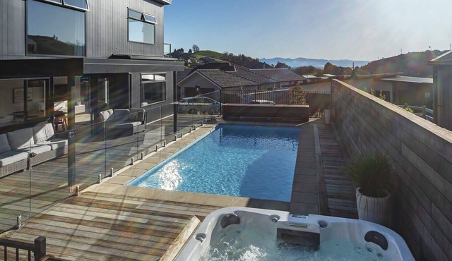 Marsden Escape - Views, Spa and Swimming Pool