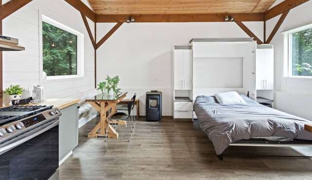 Midnight Hideaway: Unique Studio Cabin