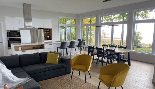 Modern and contemporary house on the banks of the Saint Laurent
