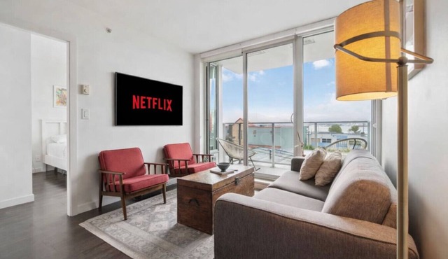 Modern 1-Bed Condo | Mountain Views | 10 mins > DT
