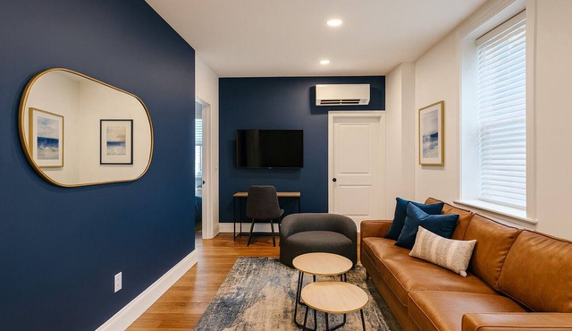 Modern 1BD/1BA apartment in the heart of Cornhill featuring high-speed WiFi, smart TV, and a fully equipped kitchen. Perfect blend of comfort and convenience in one of Rochester’s most charming neighborhoods.