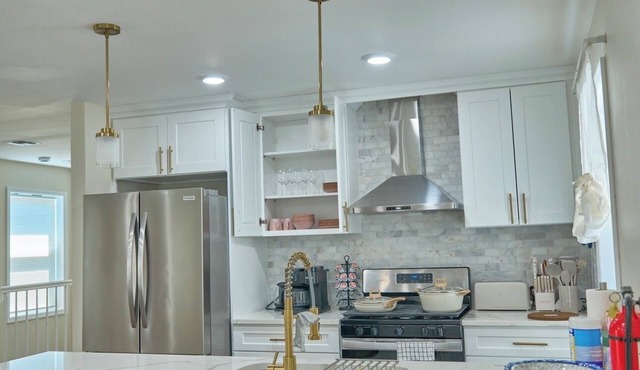Modern 3BR/2BA Retreat Near NYC, Free Parking & WiFi