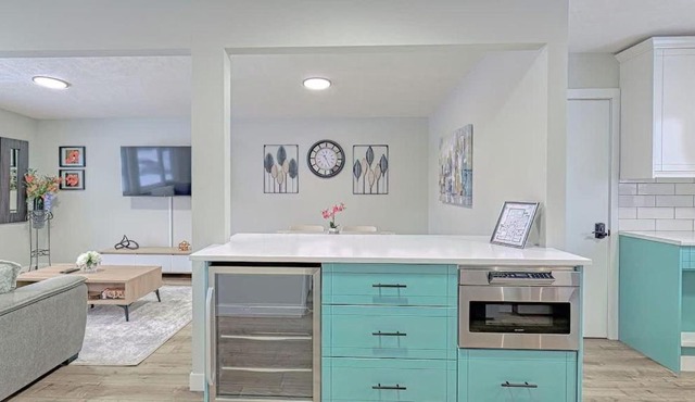 Modern 3BR Suite Steps to C-Train Near Zoo & DT