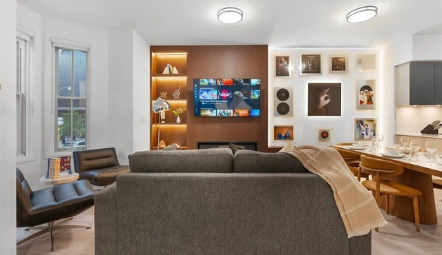 Modern 4BR Aparthotel Sleeps 11 DTWN