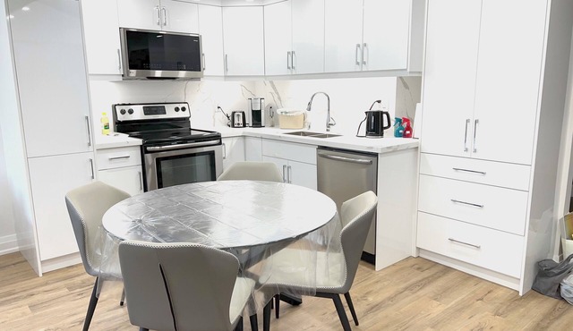 Modern& Bright Guest Suite+Private Entry+Free Parking