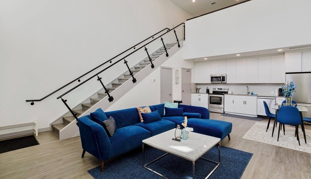 Modern Loft, King Bed, 10 mins from Dt